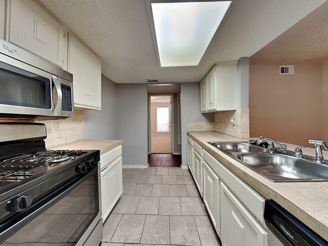 Building Photo - 1810 Hemlock Dr