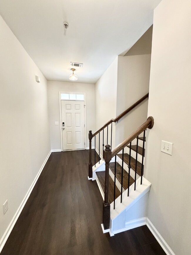 Foto del edificio - Freshly Painted, Move-In Ready Townhome in...