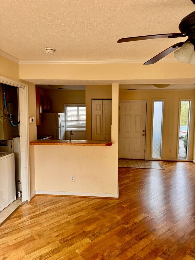 Foto del edificio - 2 Bedroom || 1 Bathroom Townhome