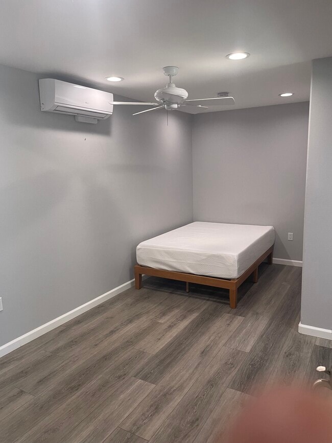 Frente a la pared del televisor. Esta es una cama doble nueva; también cabe una cama tamaño queen. - 33742 Alcazar Dr