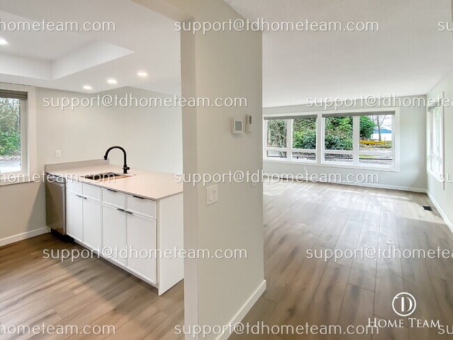 Building Photo - 9201 NE Juanita Dr