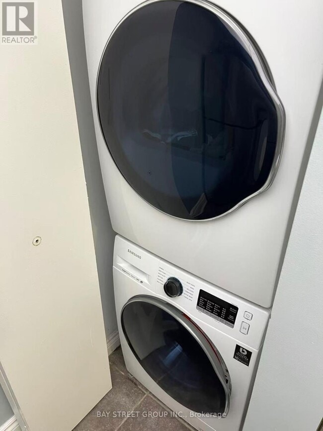 Photo du bâtiment - 1001 Bay St.