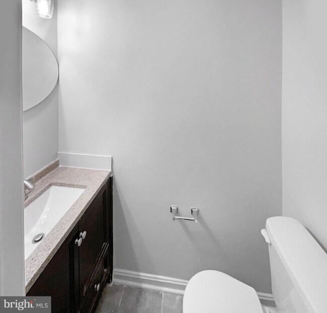 Medio baño en el primer piso - 2541 Markham Ln