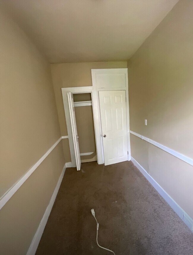 Building Photo - 3005 Oakford Ave