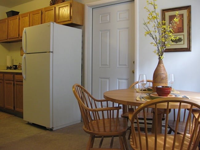 Apartment Dining Room - San Dee Townhomes