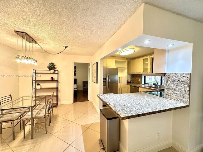 Foto del edificio - 17011 N Bay Rd