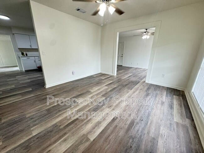 Foto del edificio - 6330 Newick Dr