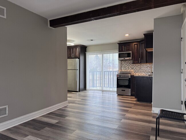 Planta abierta con cocina y sala de estar. - 9909 S Ridgeland Ave