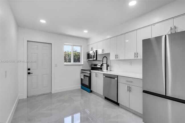 Building Photo - 821 SW 7th Ave