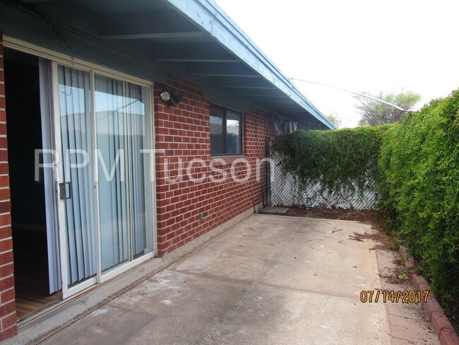 Building Photo - 2121 N Country Club Rd