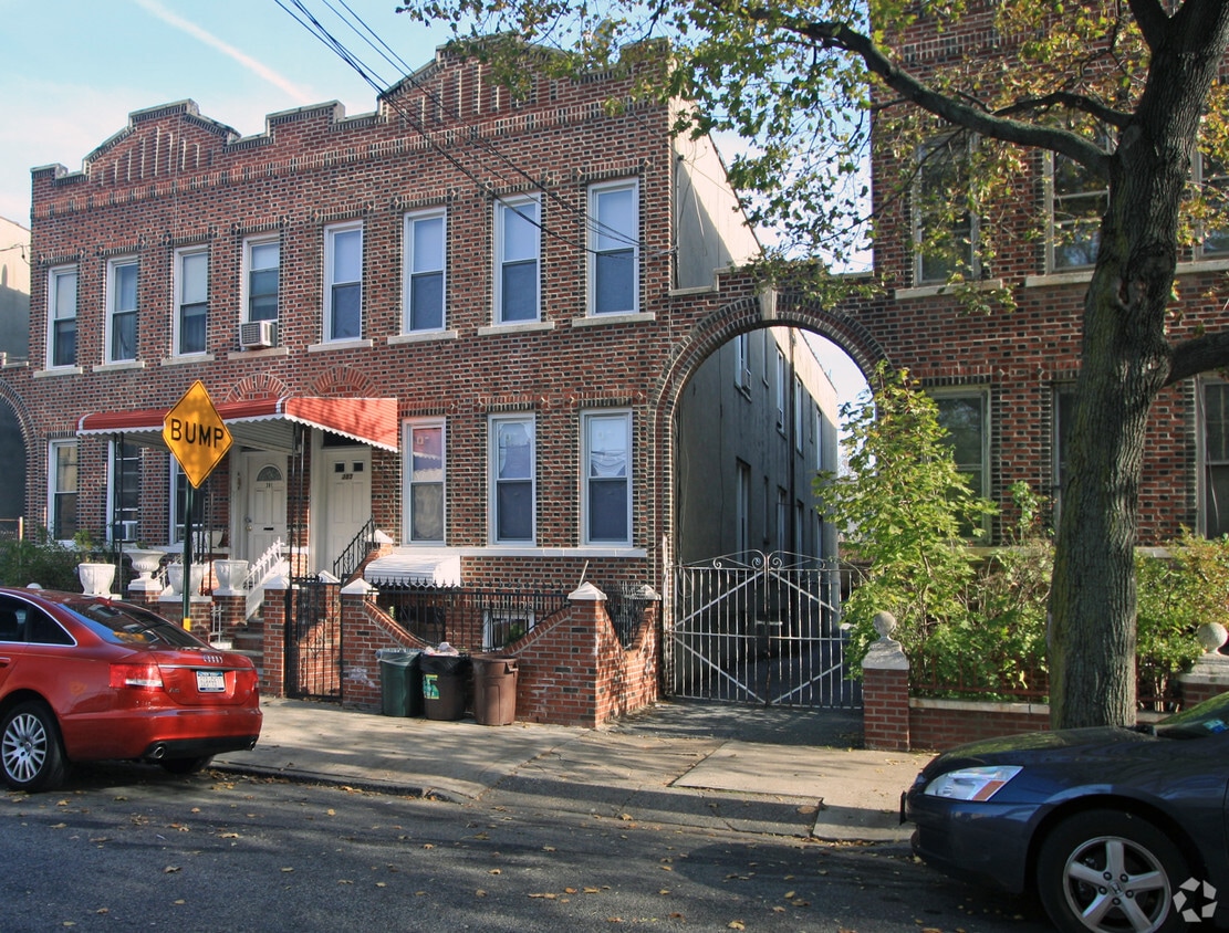 Building Photo - 385 E 95th St