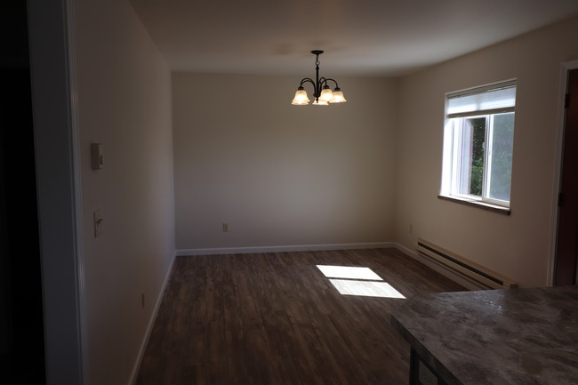 Dining area - 714 Barnett Ave