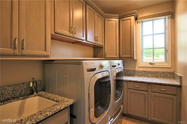 Building Photo - 4 br, 3.5 bath House - 4 Compass