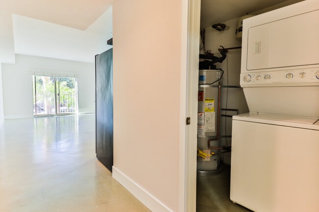 Building Photo - 5232 Satsuma Ave