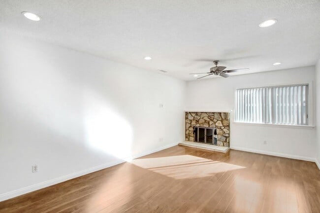 Building Photo - Available now this charming single-story 3B/2B in the City of Highland.