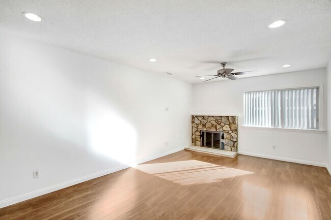 Foto del edificio - Available now this charming single-story 3B/2B in the City of Highland.