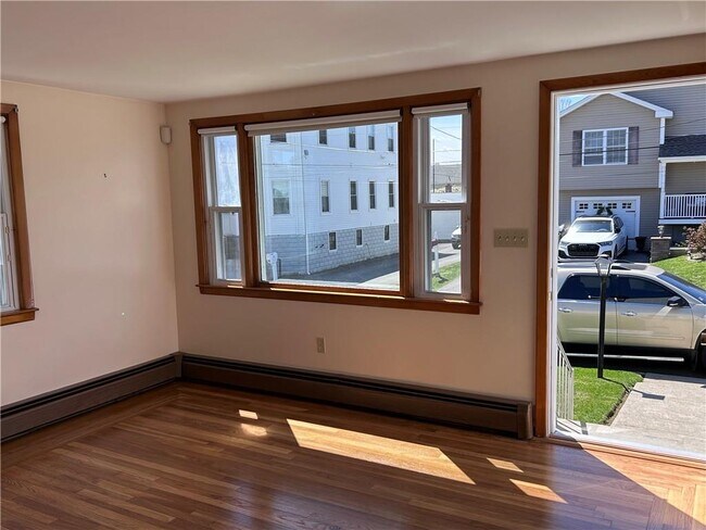 Foto del edificio - 9 Custer Ave