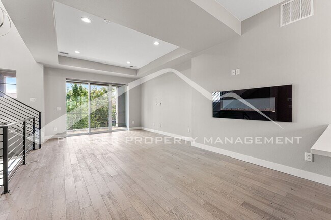 Foto del edificio - Fantastic Townhome with Central AC and 2 Car Garage!