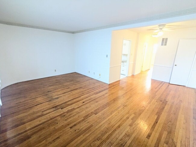 Building Photo - 1547 Orange Grove Ave