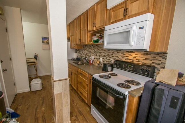Foto del edificio - 3 br, 2 bath  - 2995 Euclid Ave Apt 3