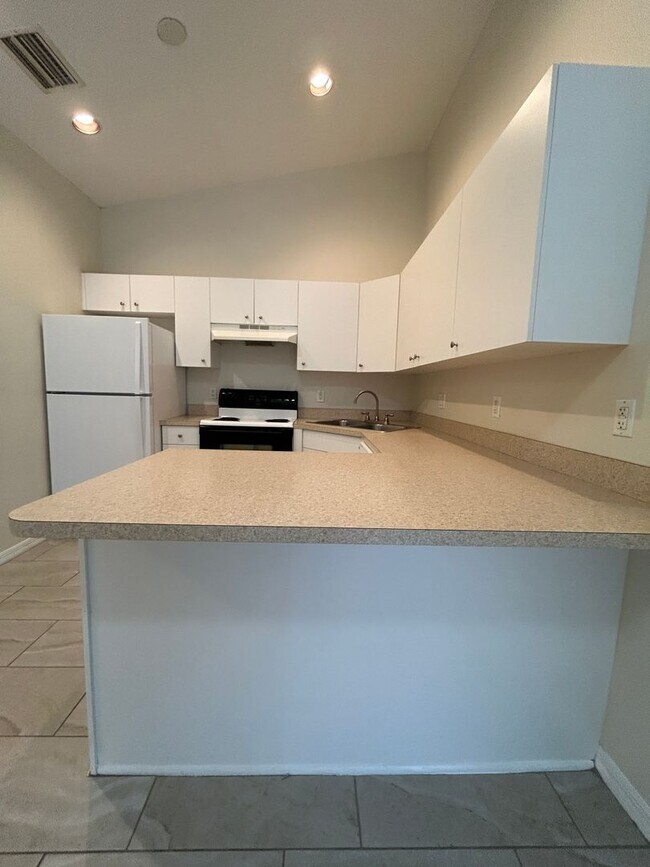 Foto del edificio - 2 Bedroom plus a DEN 2 Bath 1 Car Garage Duplex Cape Coral