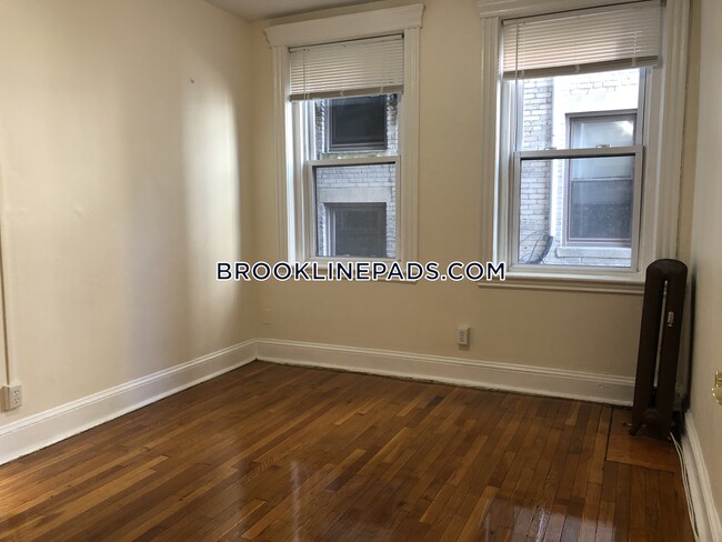 Building Photo - 364 Riverway