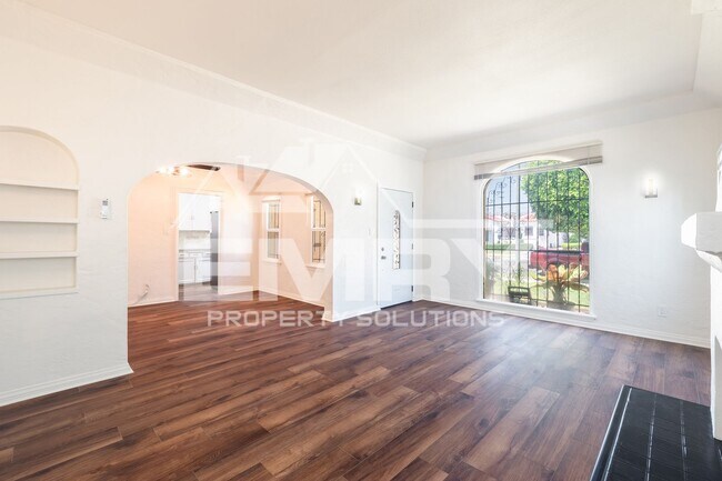 Foto del edificio - Remodeled 3 Bed 1 Bath Spanish-Style Gem for Rent