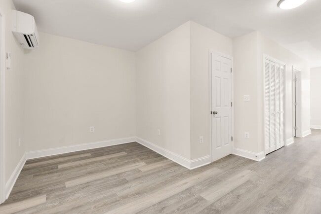 Building Photo - Newly Renovated 3BR/1BA - WASHEY/DRYER - I...
