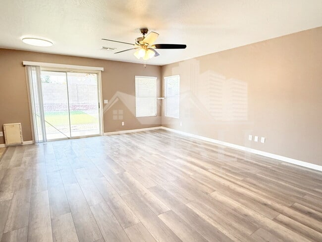 Building Photo - 11810 W Sunnyside Dr