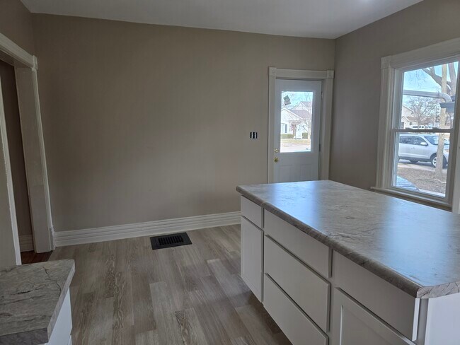 Foto del edificio - 717 W Main St