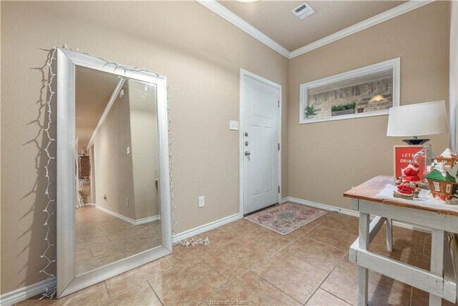 Building Photo - AUGUST Pre-Lease! 4/4 in University Heights!