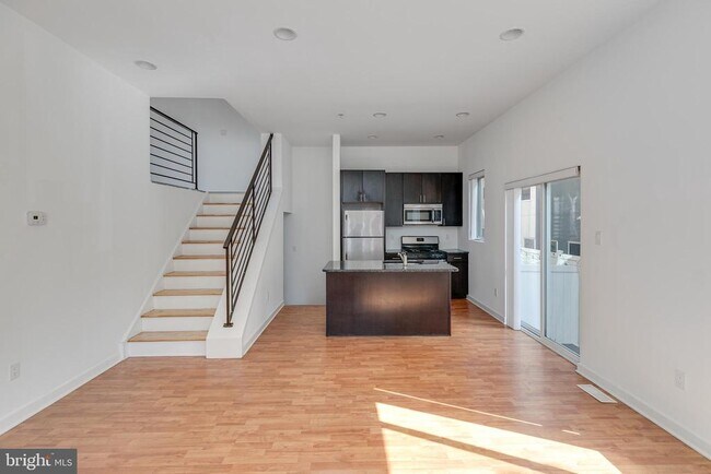 Building Photo - 228 W George St