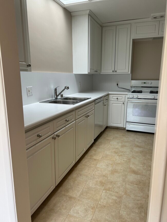 Building Photo - 605 N Doheny Dr