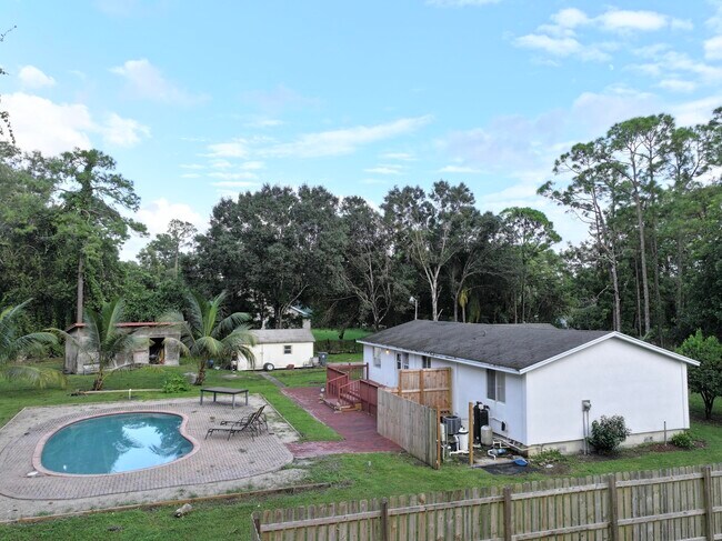 Foto del edificio - 13837-13858 58th Ct N
