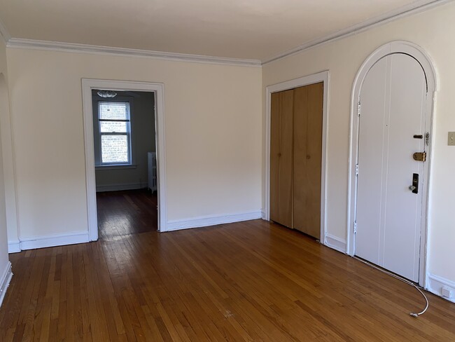 Building Photo - 4435 N Wolcott Ave