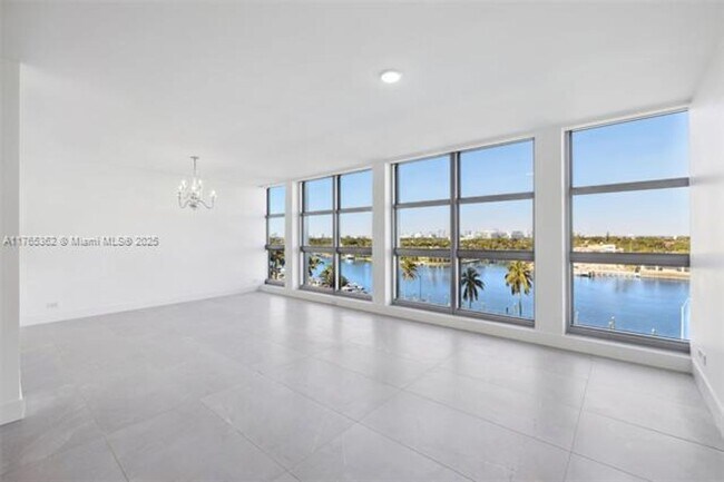 Foto del edificio - 5055 Collins Ave