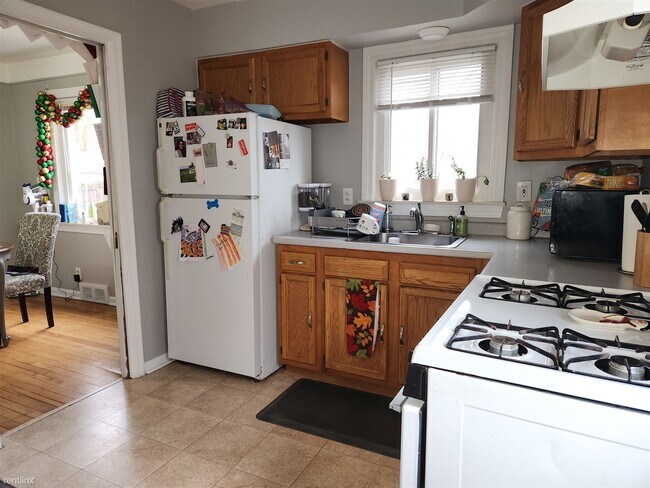 Building Photo - 2 br, 1 bath Townhome - 214 Potter Ave