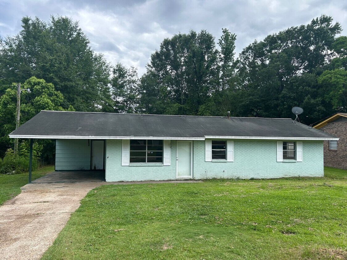 Foto principal - 3 bedroom 1 bath home available for rent