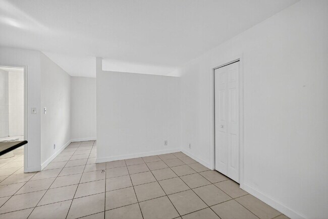Foto del edificio - Bright & Modern 1-Bedroom Apartment in Prime Oakland Park Location
