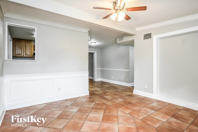 Foto del edificio - 8013 Powell Dr
