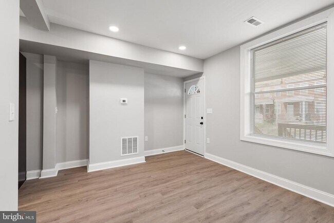 Building Photo - 5332 Maple Ave