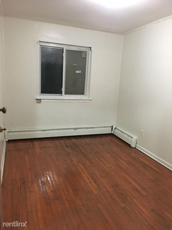 Building Photo - 3 br, 1 bath Apartment - 1320 Metcalf Ave