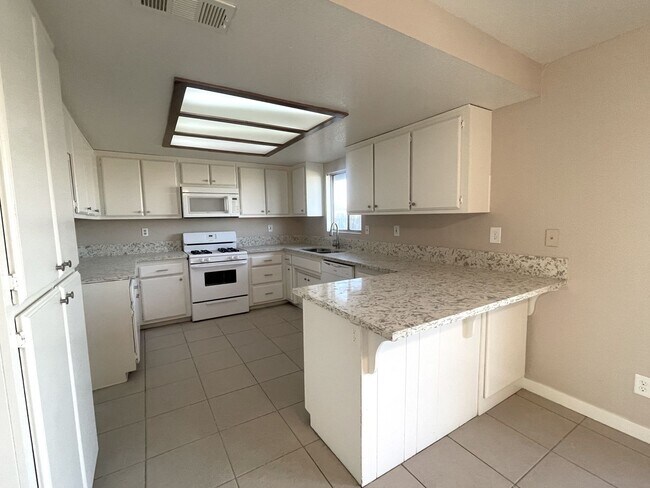 Foto del edificio - 8925 Satinwood Ave