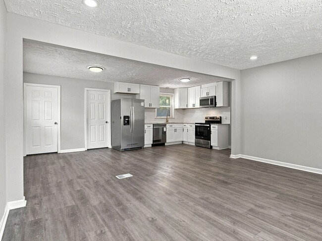 Building Photo - 613 Maclaurin Ct