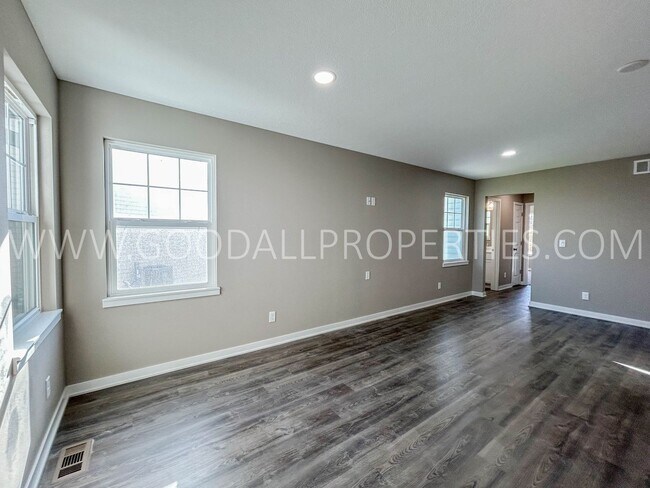 Building Photo - 2 Bedroom 2 Bathroom Duplex in DeSoto