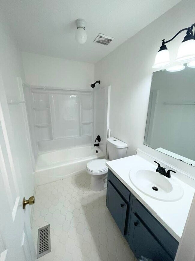 Building Photo - 2424 Cottage Plz