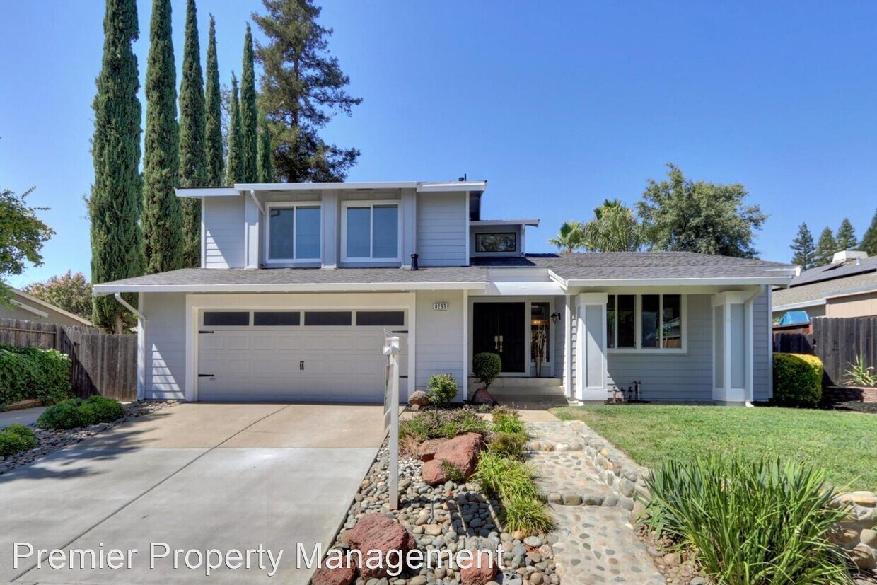 Foto principal - 4 br, 3 bath House - 8233 WOODLAKE HILLS DR.