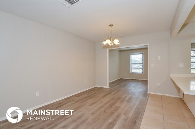 Building Photo - 6947 Roslyn Ct
