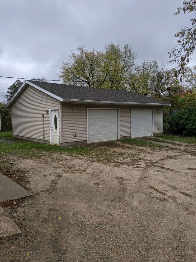 Building Photo - 3 Bedroom Home