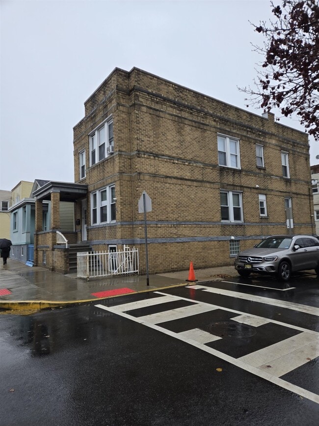 Building Photo - 540 61st St